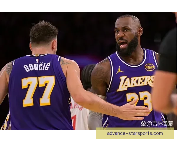 湖人迎战勇士季前赛首场德文布克状态火热詹姆斯强势回归助力球队